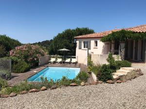 Caunes-MinervoisにあるCozy Villa in Caunes Minervois with Swimming Poolの家の前のスイミングプール