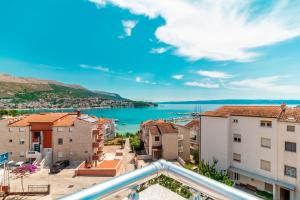 uma vista para o oceano a partir de uma cidade em Apartments LaCaleta em Split