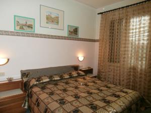 1 dormitorio con cama y ventana en Albergo Junior, en Padua