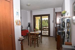 uma cozinha e sala de jantar com uma mesa com garrafas de vinho em Palmas Dorada em Olmedo