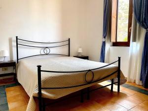 um quarto com uma cama num quarto com uma janela em Villa Viuccio em Ascea
