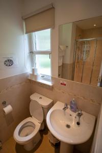 Bathroom sa Inchmarlo Golf Resort, Banchory Villa 26 AS 00266F