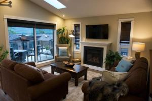 Posezení v ubytování Port Renfrew Vacation Rentals