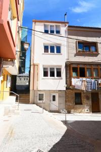 a building with clothes hanging on a clothes line at Dúplex Costa de Fisterra I in Finisterre