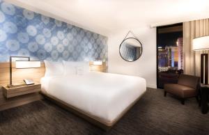 Ein Bett oder Betten in einem Zimmer der Unterkunft The LINQ Hotel and Casino