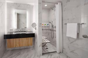 ein Badezimmer mit Waschbecken und Dusche in der Unterkunft The LINQ Hotel and Casino in Las Vegas