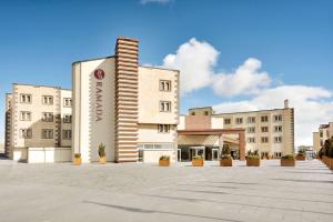 OrtahisarにあるRamada By Wyndham Cappadociaの正面に看板がある建物