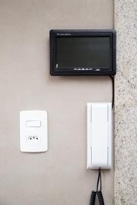 TV i/ili multimedijalni sistem u objektu ESPAÇO 250 - Apto mobiliado, 3 quartos, sendo uma suíte, banheiro social, cozinha completa, sala de estar, ar condicionado, tv e internet
