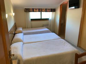 Кровать или кровати в номере Hotel Restaurante Los Tulipanes