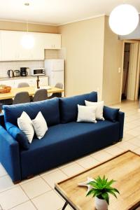 niebieską kanapę w salonie z kuchnią w obiekcie Vallia Suites - Double suite B1 w mieście Nafpaktos +10 zdjęć