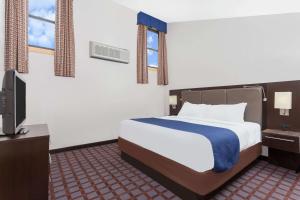 Postel nebo postele na pokoji v ubytování Days Inn by Wyndham Woodbury Long Island