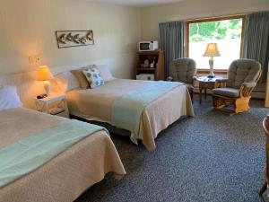 a hotel room with two beds and a window at Towne Lyne Motel in Ogunquit