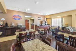 une salle à manger avec des tables et des chaises dans un restaurant dans l'établissement Baymont by Wyndham Orangeburg North, à Orangeburg