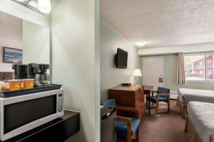 Kuchyň nebo kuchyňský kout v ubytování Travelodge by Wyndham Swift Current