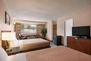 TV a/nebo společenská místnost v ubytování Travelodge by Wyndham Swift Current