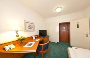 A television and/or entertainment centre at Hotel Boulevard