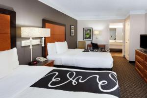 Postel nebo postele na pokoji v ubytování La Quinta Inn by Wyndham Laredo I-35