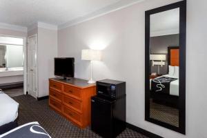 TV a/nebo společenská místnost v ubytování La Quinta Inn by Wyndham Laredo I-35