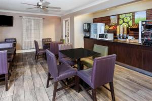 Kuchyň nebo kuchyňský kout v ubytování La Quinta Inn by Wyndham Laredo I-35