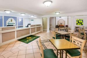 a restaurant with tables and chairs and a counter at La Quinta Inn by Wyndham Lufkin in Lufkin