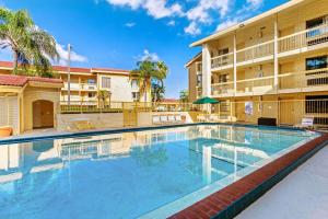 Kolam renang di atau di dekat La Quinta Inn by Wyndham Tampa Bay Pinellas Park Clearwater