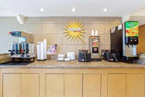 a counter in a fast food restaurant with a drink station at La Quinta Inn by Wyndham Orlando Airport West in Orlando