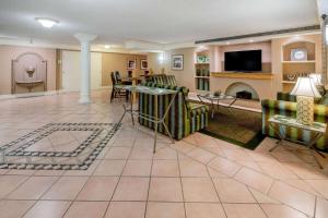 uma sala de estar com um sofá e uma lareira em La Quinta Inn & Suites by Wyndham Irvine Spectrum em Irvine