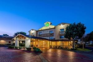 un hôtel extérieur la nuit avec un bâtiment dans l'établissement La Quinta Inn & Suites by Wyndham Irvine Spectrum, à Irvine