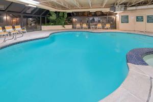 雷頓的住宿－萊頓鹽湖城拉金塔旅館及套房酒店，蓝色的大游泳池,位于酒店客房内