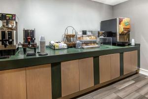 Кухня или мини-кухня в La Quinta Inn By Wyndham IH-10 West San Antonio TX
