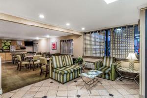 a restaurant with chairs and tables and a bar at La Quinta by Wyndham Meridian in Meridian