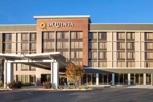 a hotel building with a sunitta sign on the front at La Quinta by Wyndham Rancho Cordova Sacramento in Rancho Cordova