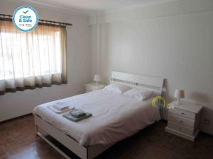 ペニシェにあるSol e Praia - Peniche IIIのベッドルーム(白いベッド1台、窓付)