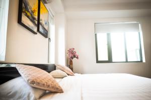 羅夷的住宿－Thanh Binh Hotel，卧室配有带枕头的床铺和窗户。