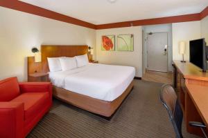 Łóżko lub łóżka w pokoju w obiekcie La Quinta by Wyndham Savannah Southside