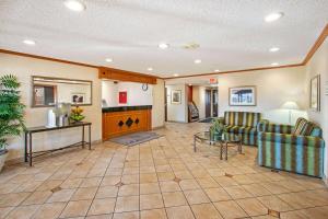 een lobby met banken en een tafel in een kamer bij La Quinta by Wyndham Albuquerque Journal Ctr NW in Albuquerque