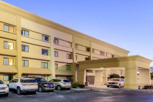 a hotel with cars parked in a parking lot at La Quinta Inn & Suites by Wyndham Las Cruces Organ Mountain in Las Cruces