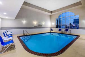 una piscina en una habitación con sillas y una piscina cubierta en La Quinta by Wyndham Dallas Mesquite, en Mesquite