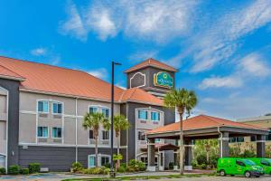 Un hotel con una torre de reloj en la parte superior. en La Quinta by Wyndham Biloxi, en Biloxi