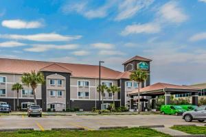 a hotel with cars parked in a parking lot at La Quinta by Wyndham Biloxi in Biloxi