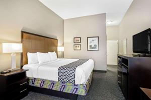 A bed or beds in a room at La Quinta by Wyndham Biloxi
