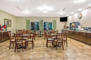 A restaurant or other place to eat at La Quinta by Wyndham Biloxi