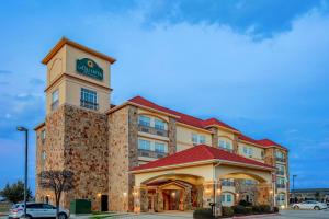 un edificio de hotel con un cartel encima en La Quinta by Wyndham McKinney, en McKinney