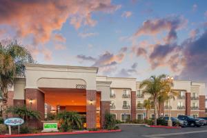 a hotel with palm trees in front of a building at La Quinta by Wyndham Temecula in Temecula