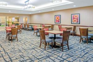 A restaurant or other place to eat at La Quinta by Wyndham Lawton / Fort Sill