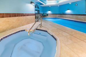 a swimming pool with a blue tub and blue floor at La Quinta by Wyndham Bozeman in Bozeman