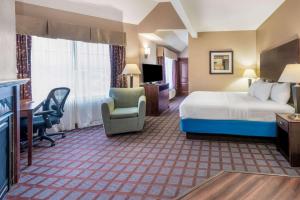 a hotel room with a bed and a desk and a computer at La Quinta by Wyndham Bozeman in Bozeman +35 photos