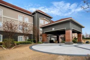 a building with a parking lot in front of it at La Quinta by Wyndham Vicksburg in Vicksburg