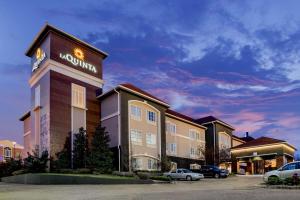 a hotel with a sign on the side of a building at La Quinta by Wyndham Vicksburg in Vicksburg
