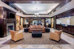 a living room with a couch and a fireplace at La Quinta by Wyndham Vicksburg in Vicksburg